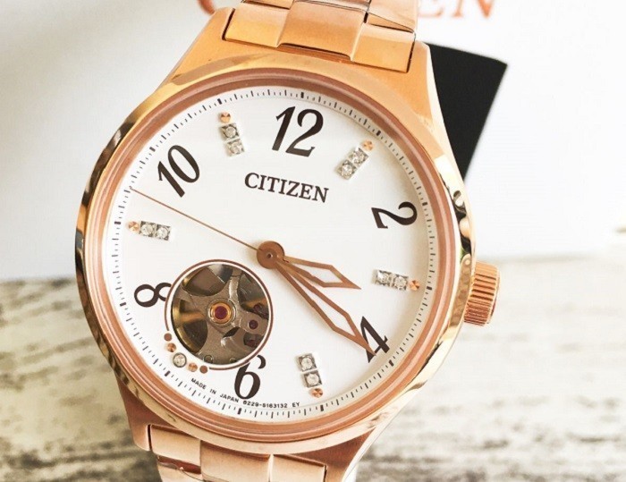 Review đồng hồ Citizen PC1002-85A nét đẹp màu vàng hồng nữ tính - Ảnh 4