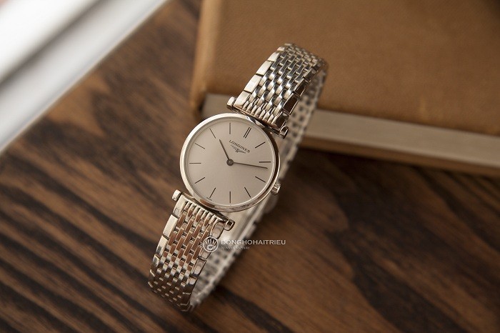Review đồng hồ Longines L4.755.4.72.6: Màu bạc thời trang - Ảnh 1