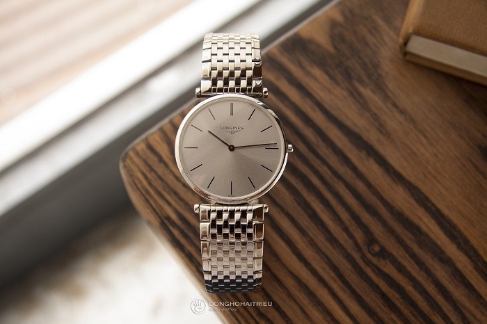 Review đồng hồ Longines L4.755.4.72.6: Màu bạc thời trang - Ảnh 2