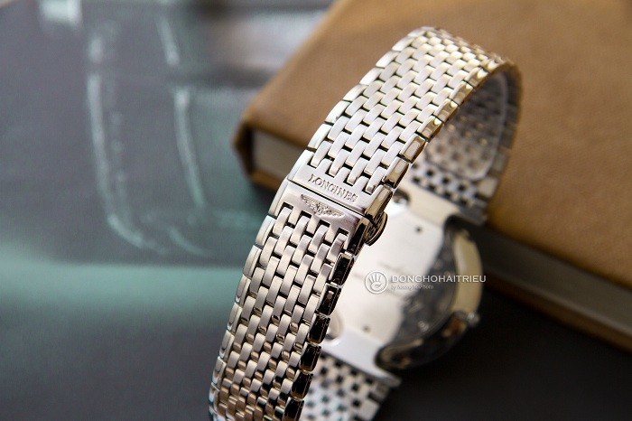Review đồng hồ Longines L4.755.4.72.6: Màu bạc thời trang - Ảnh 3