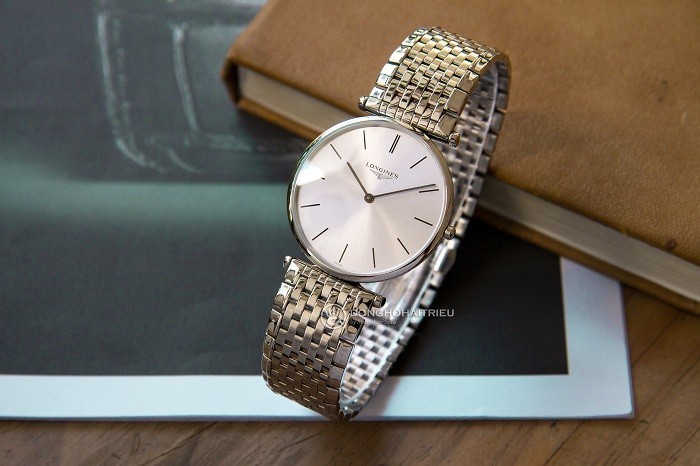 Review đồng hồ Longines L4.755.4.72.6: Màu bạc thời trang - Ảnh 4