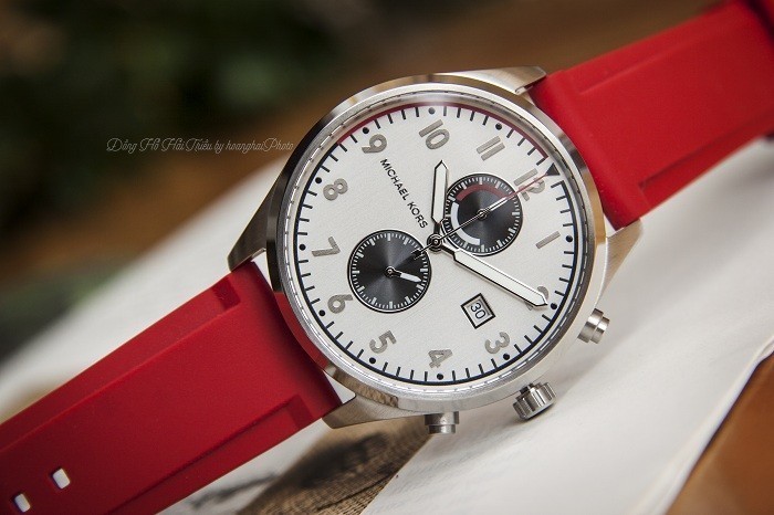Review đồng hồ Michael Kors MK8572 dây đeo sắc đỏ trẻ trung - Ảnh 2