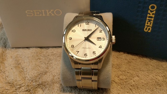 Review đồng hồ Seiko SRPC17K1: Thiết kế vẻ ngoài lịch lãm. - Ảnh: 1