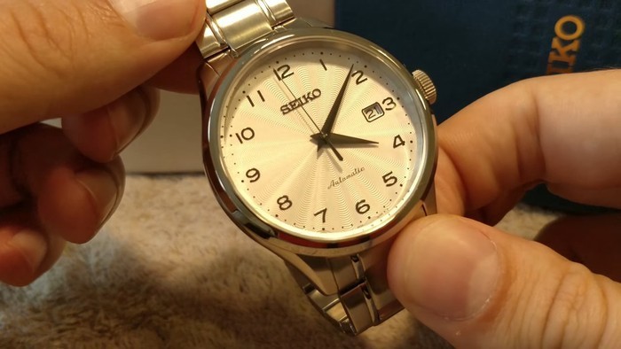Review đồng hồ Seiko SRPC17K1: Thiết kế vẻ ngoài lịch lãm. - Ảnh: 2