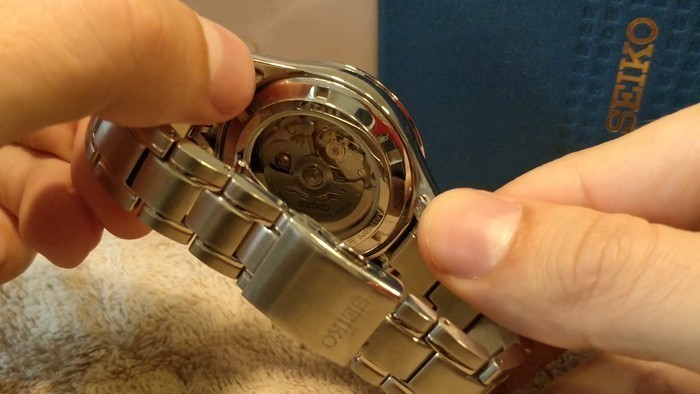 Review đồng hồ Seiko SRPC17K1: Thiết kế vẻ ngoài lịch lãm. - Ảnh: 4