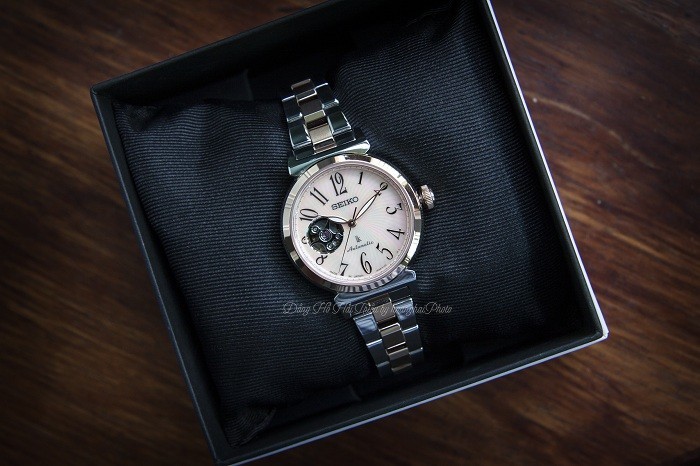 Đồng hồ Seiko SSA838J1 có tone màu hồng nữ tính, quyến rũ - Ảnh 2