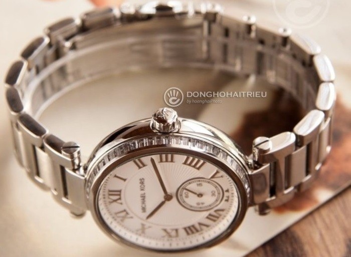 Đồng hồ Michael Kors MK5866, thiết kế mặt số chải tia lạ mắt ảnh 4