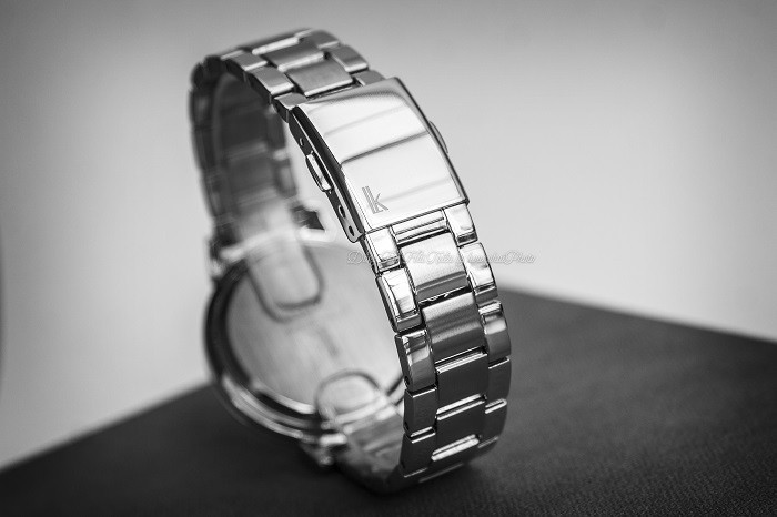 Review đồng hồ Seiko SRW861P1 mặt nền đen pha tím huyền bí - Ảnh 3