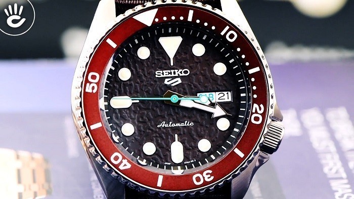 Đồng hồ Seiko SRPD85K1: Bộ kim và cọc số dạ quang nổi bật-2