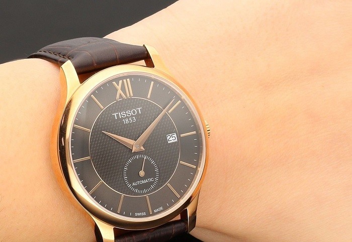 Đồng hồ Tissot T063.428.36.068.00: Mặt kính Sapphire bền bỉ-3