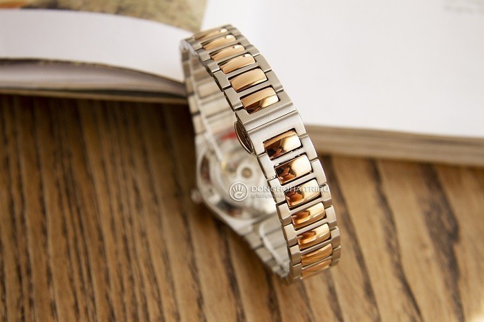 Review đồng hồ Doxa D190RBU mặt kính sapphire chống trầy - Ảnh 3