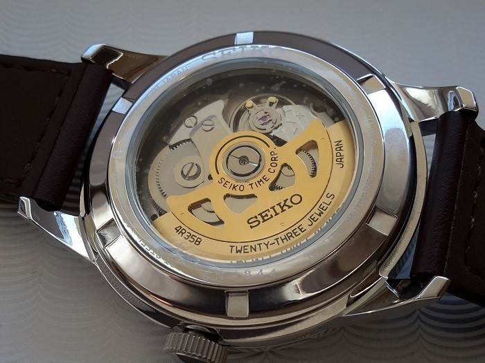 Đồng hồ Seiko SRPB03J1: Mặt kính Sapphire chống trầy bền bỉ - Ảnh  4