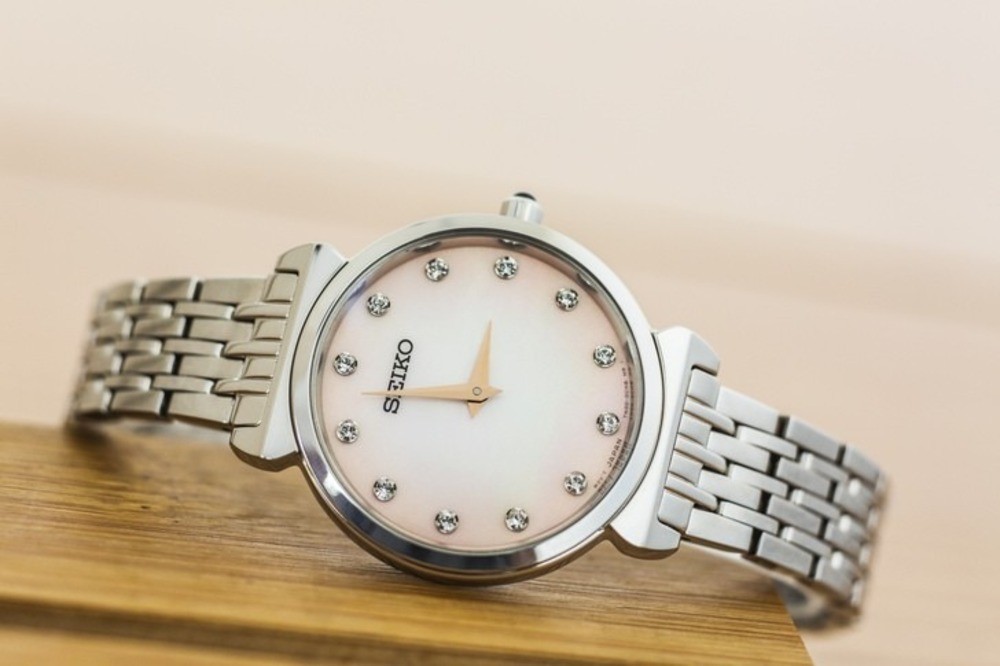 10 thương hiệu đồng hồ đính đá đẹp, nổi tiếng nhất tại VN - Ảnh 11
