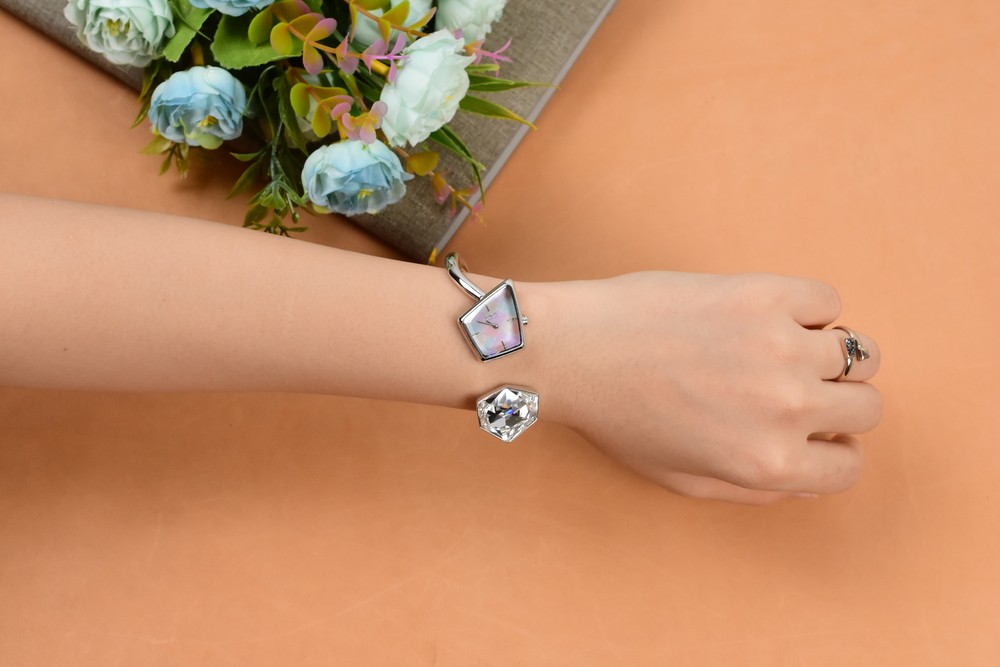 10 thương hiệu đồng hồ đính đá đẹp, nổi tiếng nhất tại VN - Ảnh 2