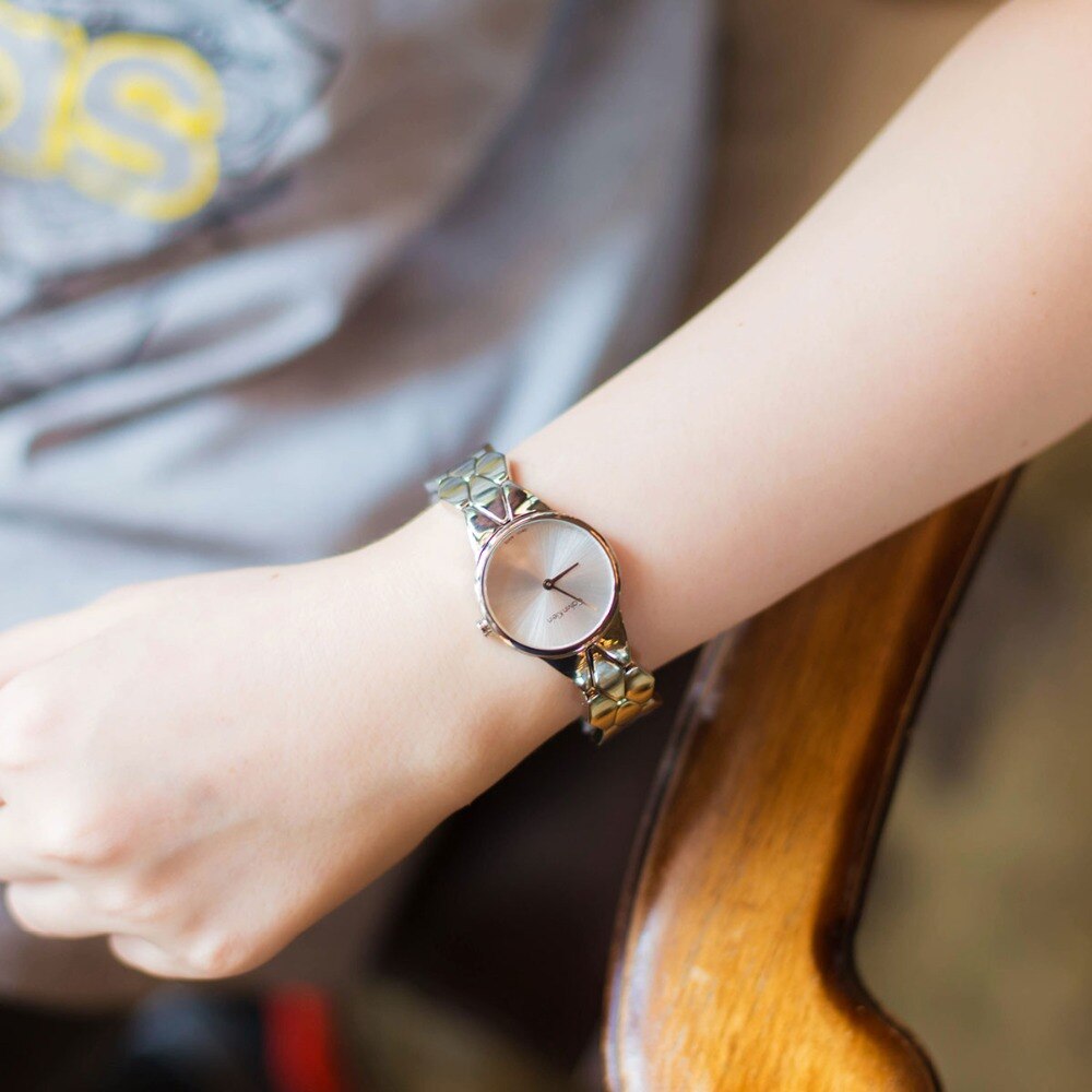 Bạn có thể mang mang đồng hồ Calvin Klein dạng lắc khi đi chơi - Ảnh 8