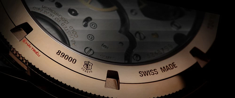 “Swiss Made” được khắc ở mặt sau hoặc góc 6 giờ của sản phẩm đồng hồ Tissot chính hãng