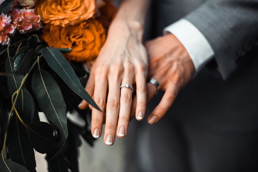 Con trai, con gái đeo nhẫn cưới tay nào? Ý nghĩa khi đeo - Ảnh 10