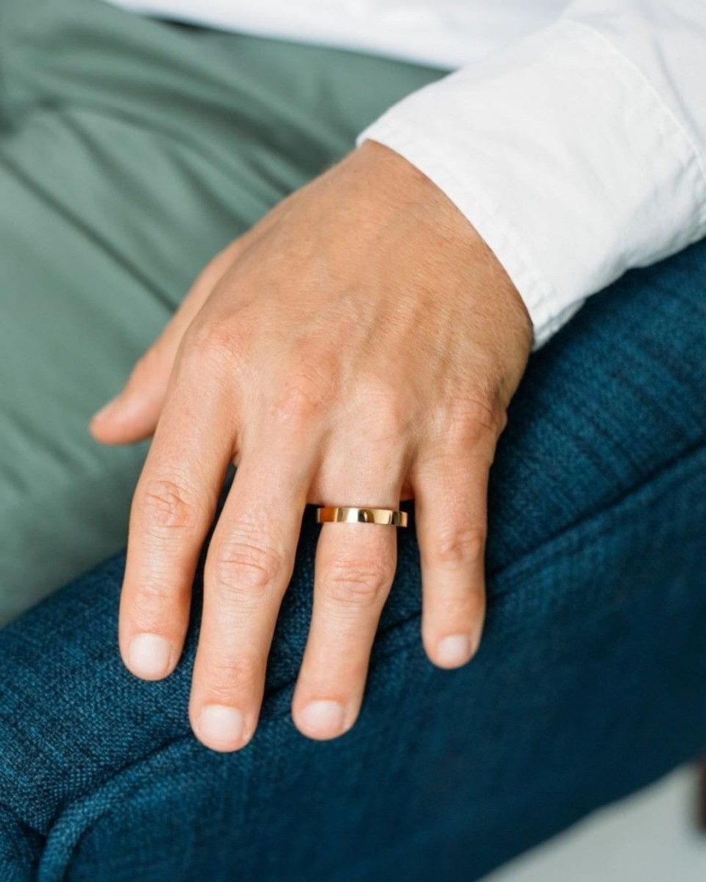 Con trai, con gái đeo nhẫn cưới tay nào? Ý nghĩa khi đeo - Ảnh 3