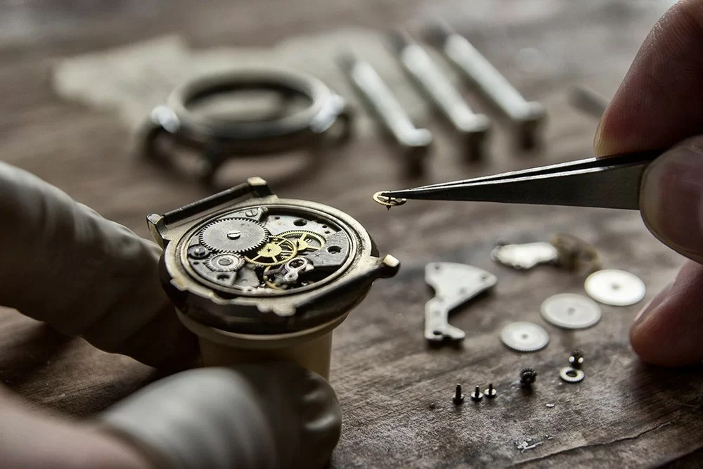 Đồng hồ nên đeo lỏng hay chặt, như thế nào là vừa tay?