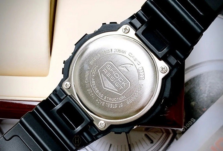 Mặt sau đồng hồ G-Shock DW-5600 được in sắc nét các thông tin sản phẩm - Ảnh 11