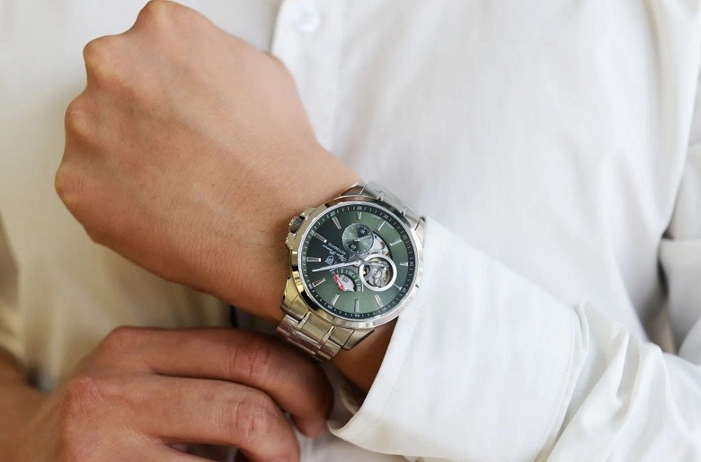 Đồng hồ cho nam doanh nhân thường được chọn với thiết kế dây kim loại hoặc dây da có màu sắc tối giản - Ảnh 4