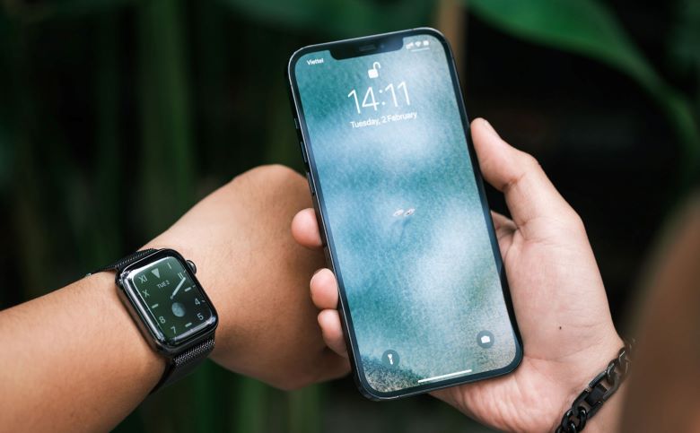 Cach mo khoa Iphone bang Apple Watch khi deo khau trang