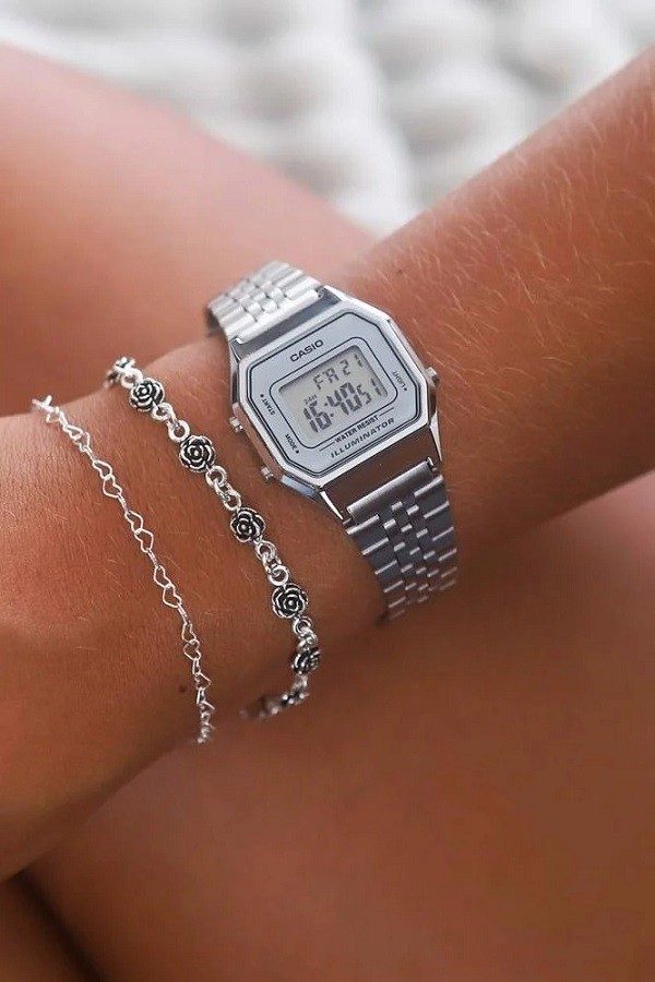Những cô nàng cá tính vẫn rất phù hợp với chiếc đồng hồ Casio bạc này - Ảnh 11
