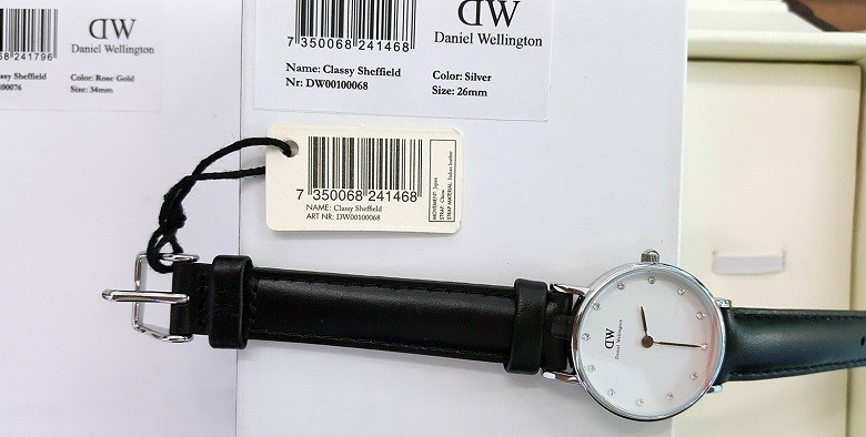 Check đồng hồ DW ở tem gắn kèm