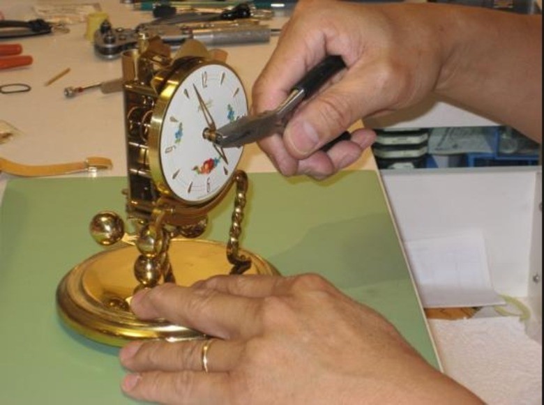 Cách sửa đồng hồ quả lắc tại nhà chi tiết từ A-Z dễ hiểu - Ảnh 6