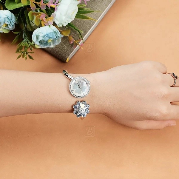 Sở hữu đồng hồ lắc tay Saga giúp bạn như đeo đồng hồ phối với lắc tay - Ảnh 12