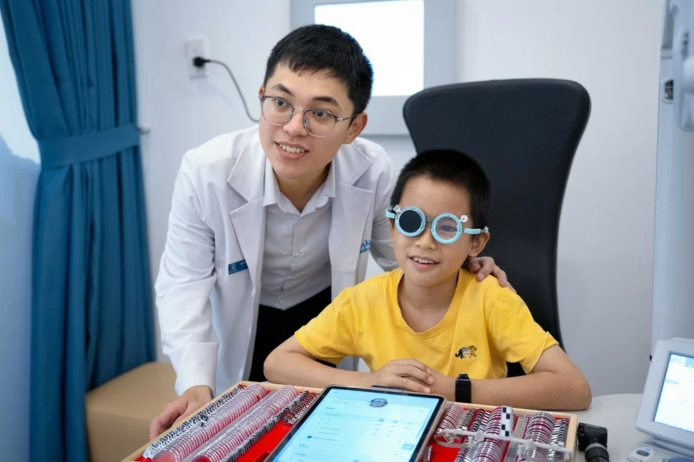 Kính Hải Triều tiếp nối di sản từ Đồng Hồ Hải Triều và chuyên cung cấp mắt kính hàng hiệu, dịch vụ cao cấp