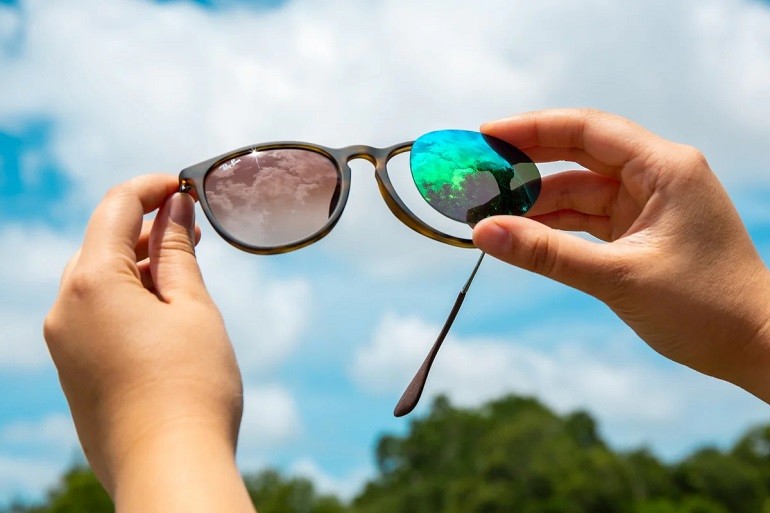 Mắt kính chống tia UV có tác dụng gì, ai là người nên đeo? - Ảnh: 2