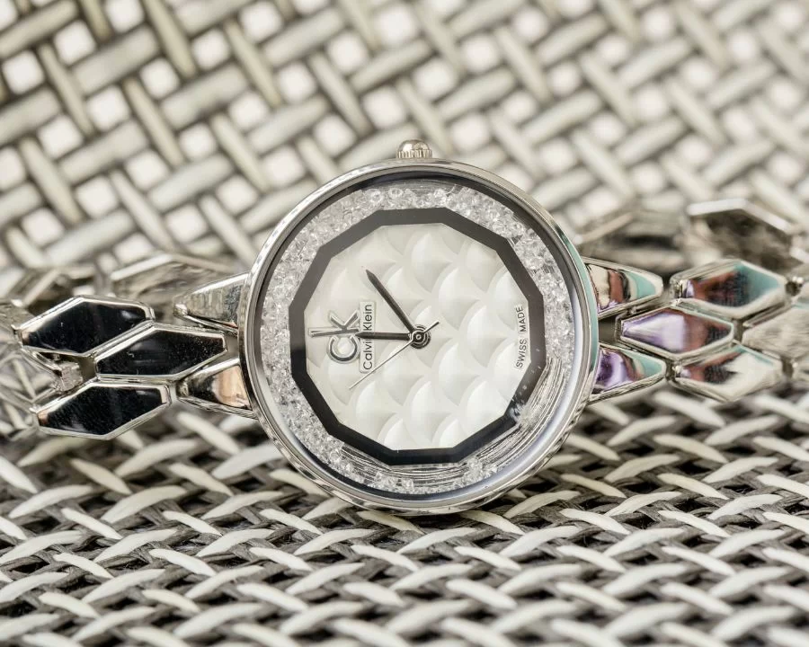 7 thương hiệu đồng hồ đính kim cương thật đáng mua nhất - Ảnh 7