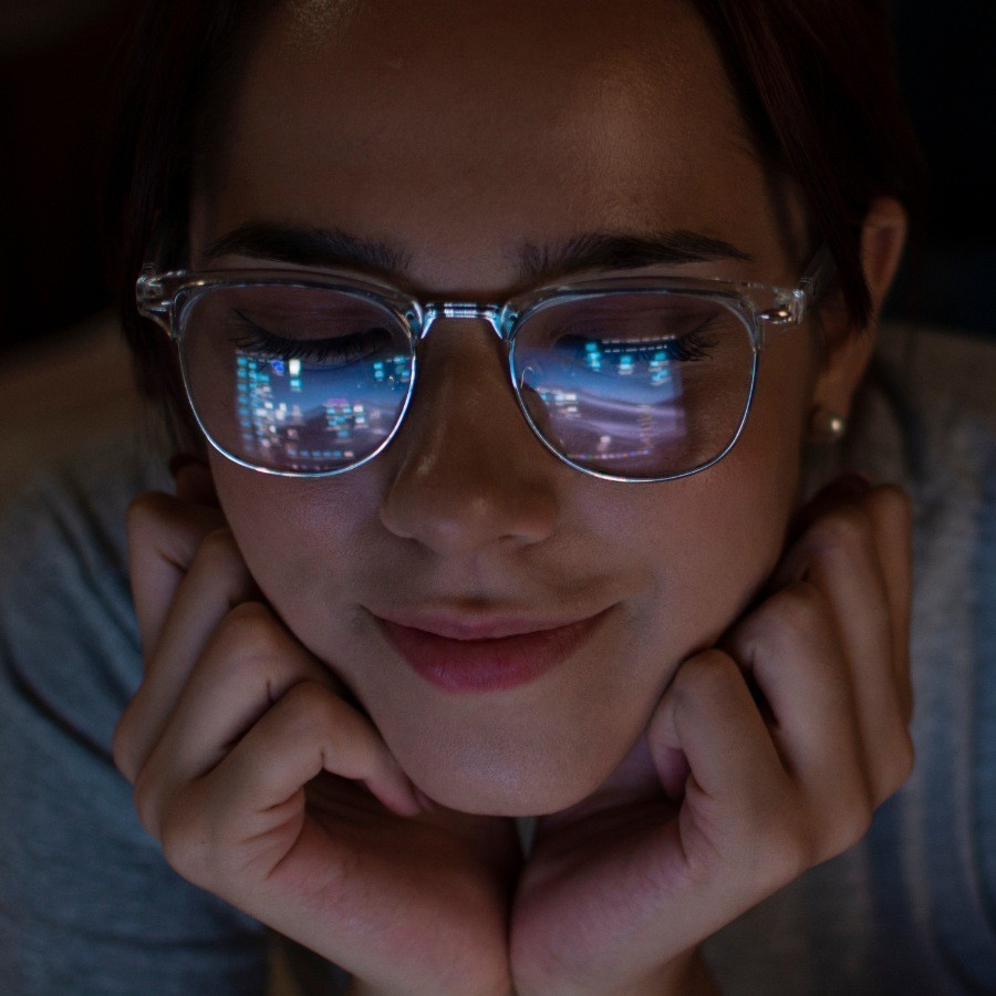 Khách hàng có thể tự tin đeo kính chống ánh sáng xanh khi sử dụng thiết bị điện tử