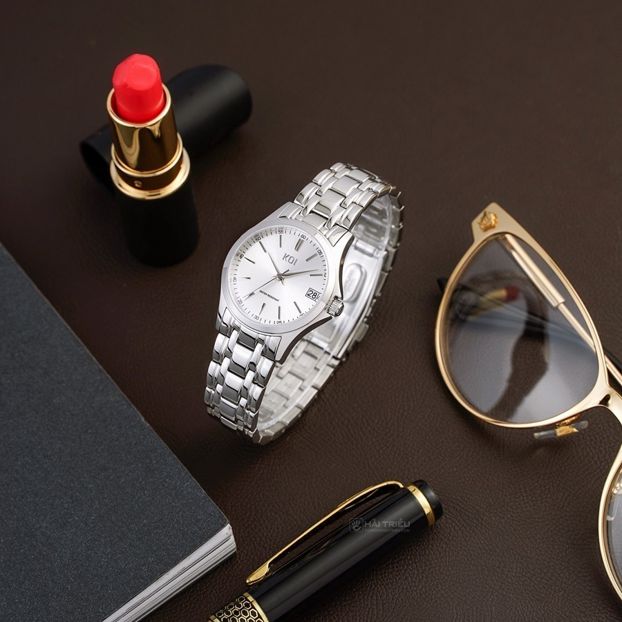 Đồng hồ nữ giá từ 2 đến 3 triệu nhưng KOI sử dụng chất liệu chắc chắn, bền bỉ như thép không gỉ, kính Sapphire