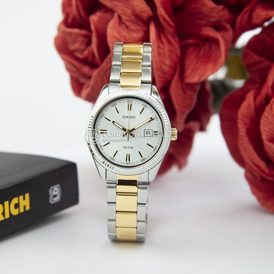 Tuy là đồng hồ nữ giá từ 2 đến 3 triệu , nhưng Casio tinh xảo mạ vàng cọc số, bộ kim tạo điểm nhấn đồng hồ