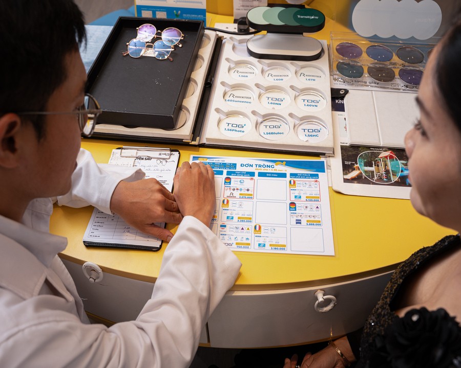 Bảng giá tròng kính chống ánh sáng xanh, phí đo cắt kính A-Z 10 Kính Hải Triều áp dụng chính sách giá niêm yết cho tròng kính