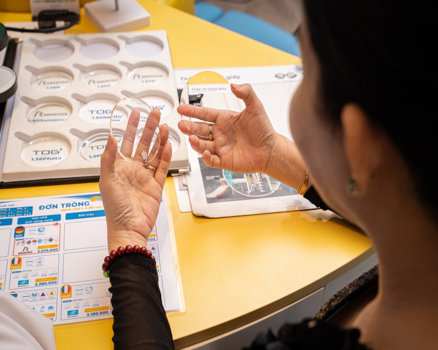 Bảng giá tròng kính chống ánh sáng xanh, phí đo cắt kính A-Z 6 Chọn tròng kính mắt cần chọn đúng lớp phủ bảo vệ