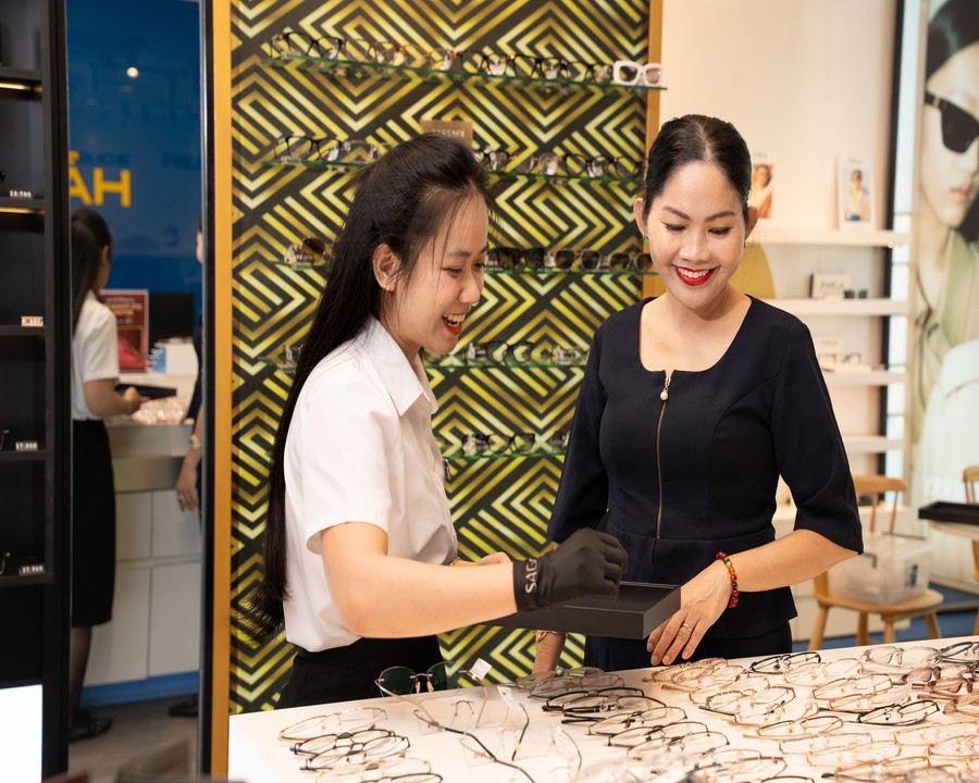 Bảng giá tròng kính chống ánh sáng xanh, phí đo cắt kính A-Z 11 Hệ thống showroom rộng khắp tại TPHCM