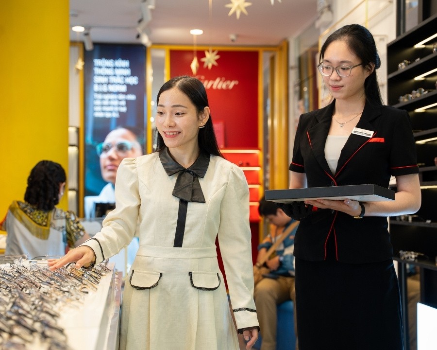 Hệ thống showroom Kính Hải Triều hiện đại với không gian mua sắm đẳng cấp 5 sao