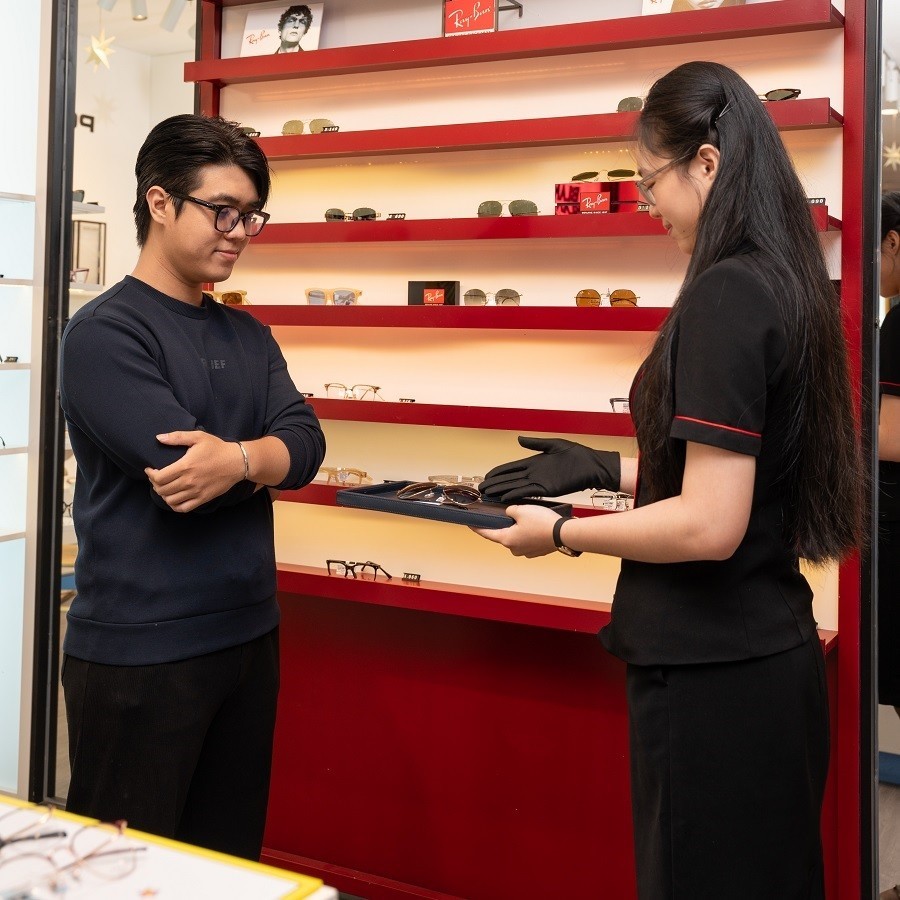 Sự đồng hành của đội ngũ chuyên gia sẽ giúp bạn tìm ra mẫu kính phù hợp