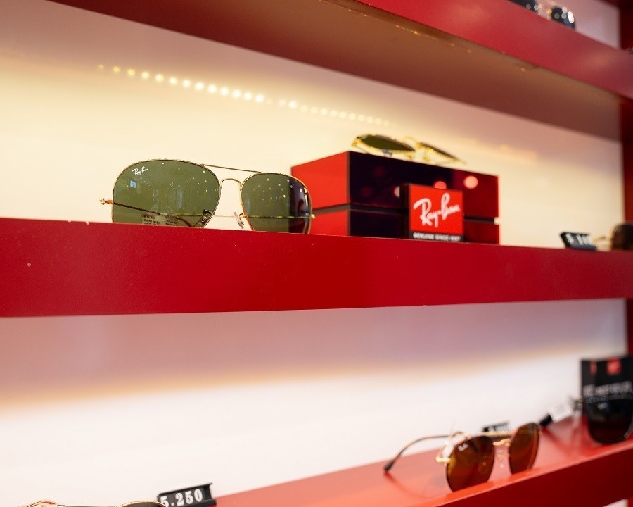 Giá bán kính RayBan được chuỗi bán lẻ này niêm yết công khai