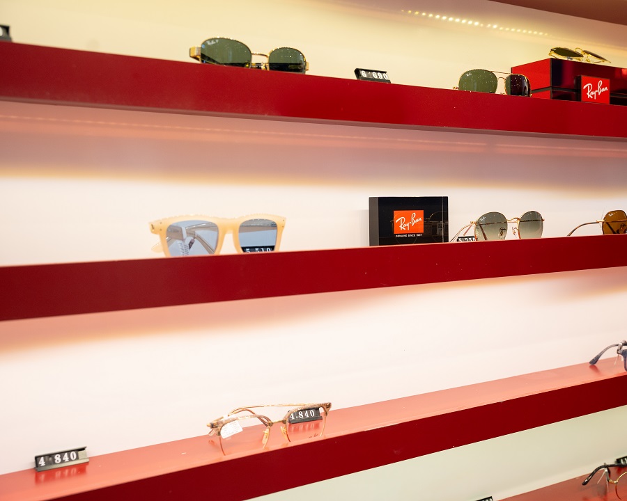 Giá bán kính RayBan được chuỗi bán lẻ này niêm yết công khai