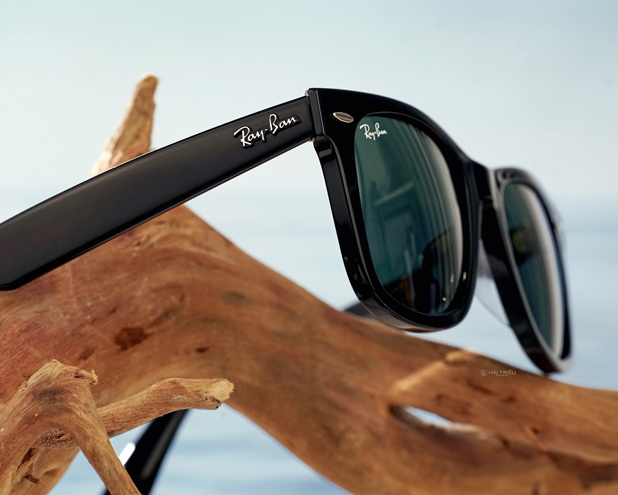 Dòng Wayfarer nổi bật với chất liệu Acetate nguyên khối
