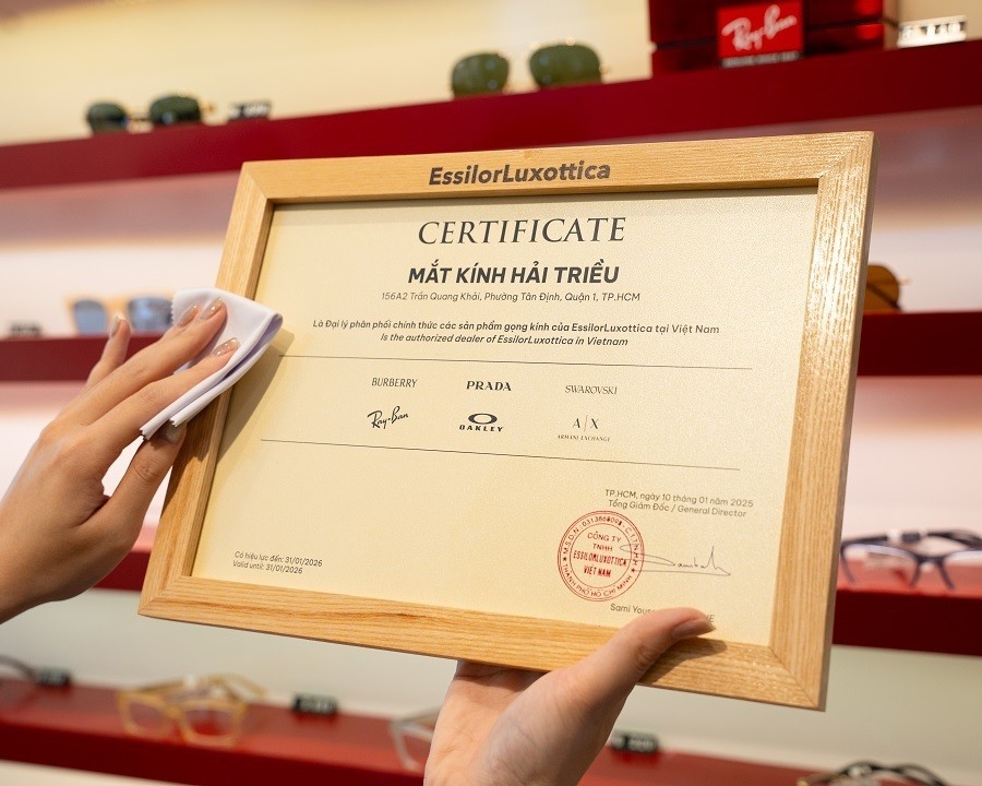 Giấy chứng nhận đại lý chính hãng được trưng bày công khai